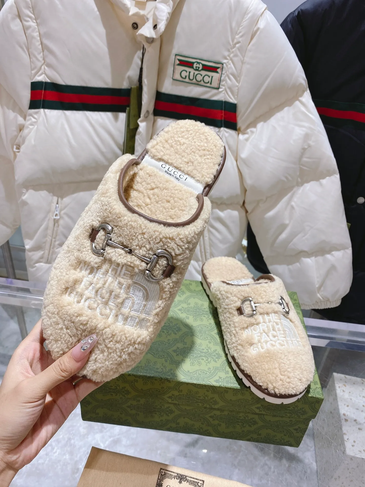 👟👟Ex-factory price 480👟👟Gucci official website collaboration foreign trade hot-selling autumn and winter 🐑wool slippers. This pair of sandals is part of The North Face x Gucci series, which connects two brands with similar history and values ​​to celebrate the spirit of exploration. The pieces feature a range of vibrant prints, with merino wool embroidered with The North Face x Gucci logo, florals and forest-inspired patterns. Beige Merino wool Unisex The North Face x Gucci Logo web label Rubber foam sole Flat Made in Italy Women’s sizes 36-40 Men’s sizes 39-48